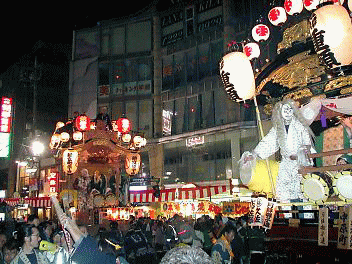 This corner of the Honkawagoe station is lively area to where many floats come from differnt direction.