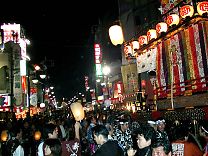 Lantern of float, festival kimono wear, lantern of leading people, twon lights move wildly