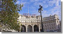 A big building  in the right side that adjoins with the horce guard, the prime minister's official residence, and the Ministry of Foreign Affairs is connected with the Admiralty Arch. 