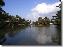 Kasumiga-ike Pond: The pond is located almost in the center of Kenroku-en, and is the biggest pond in the garden. It is 5,800 square meters in area is 1.5m deep at the deepest point. The pond has sites of beautiful scenery arranged around it such as Sazae-yama hill, Uchihashi-tei tea house, Kotoji lantern, Niji-bashi bridge, Karasaki pine tree and Horai island. People can enjoy different landscapes in each season while strolling around the pond.