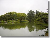 Hokko (North Pond) is situated at the entrance of the South-garden. Of all the ponds in the South-garden, Hokko is the second largest next Nanko (South Pond). The west bank is where one can enjoy the most beautiful sight around Hokko, with the view of Bairinkyo, two islets (Zensho and Kosho) and Fuyoho (the east side artificial hill).