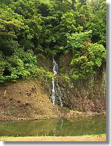 During the Edo period, the water for the Okedoi-taki Waterfall which flows down the stone wall had to be brought by workers halfway up poured every time the lord walked past.